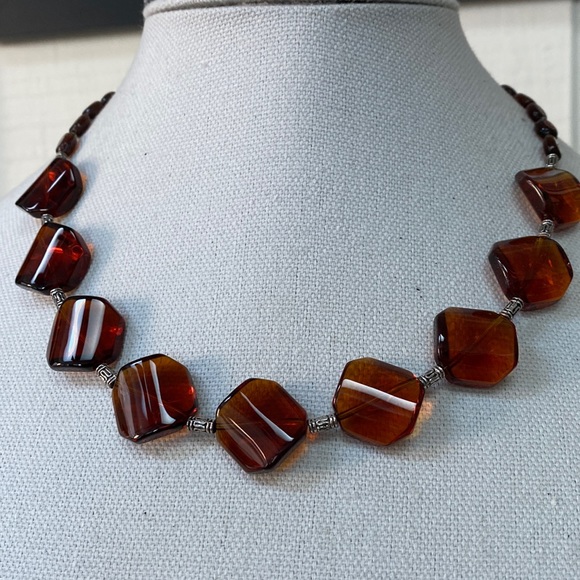 Jewelry - Gorgeous brown translucent bead necklace